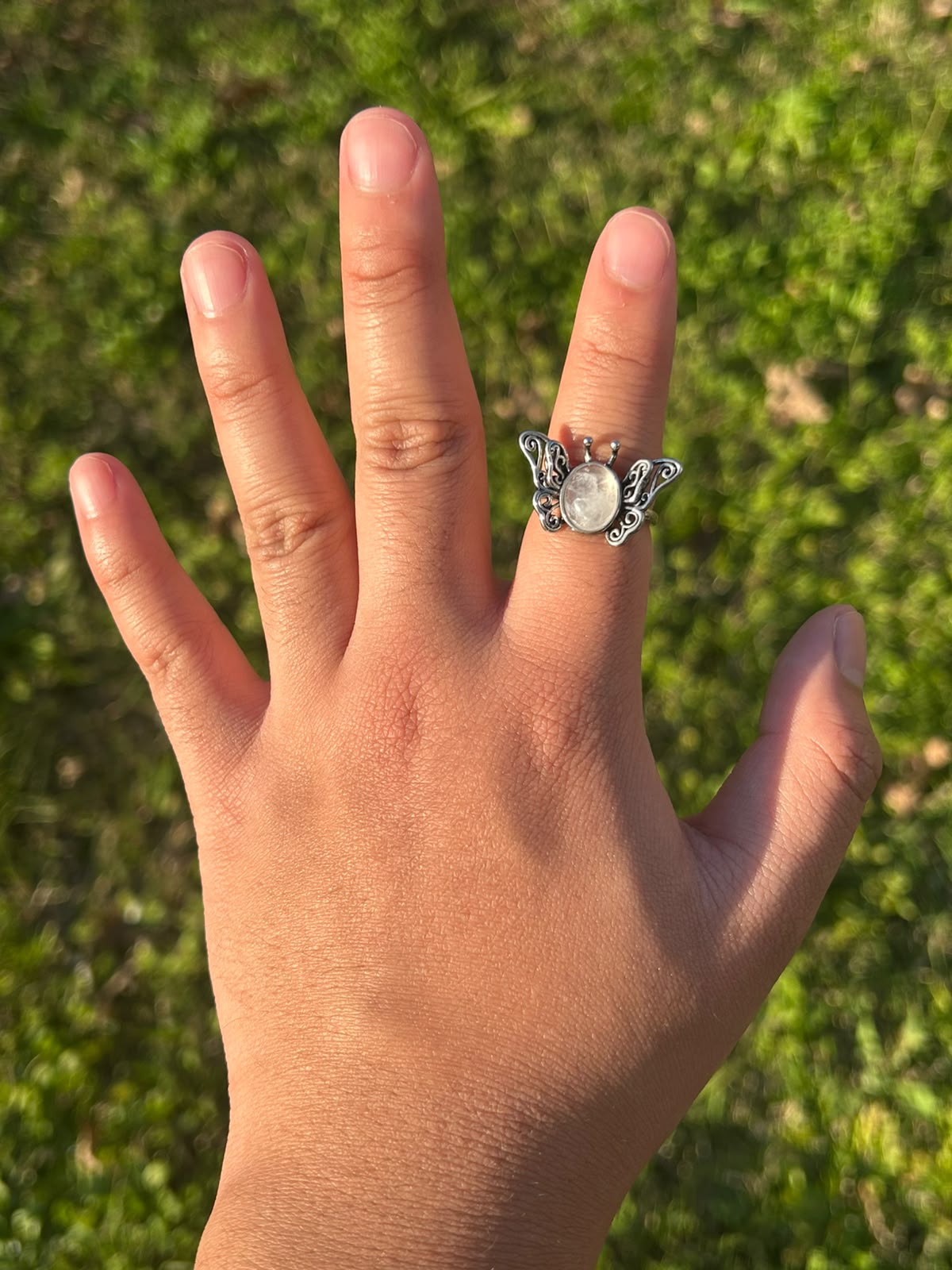 Anillo Mariposa KLORE con cuarzo blanco natural puesto en la mano